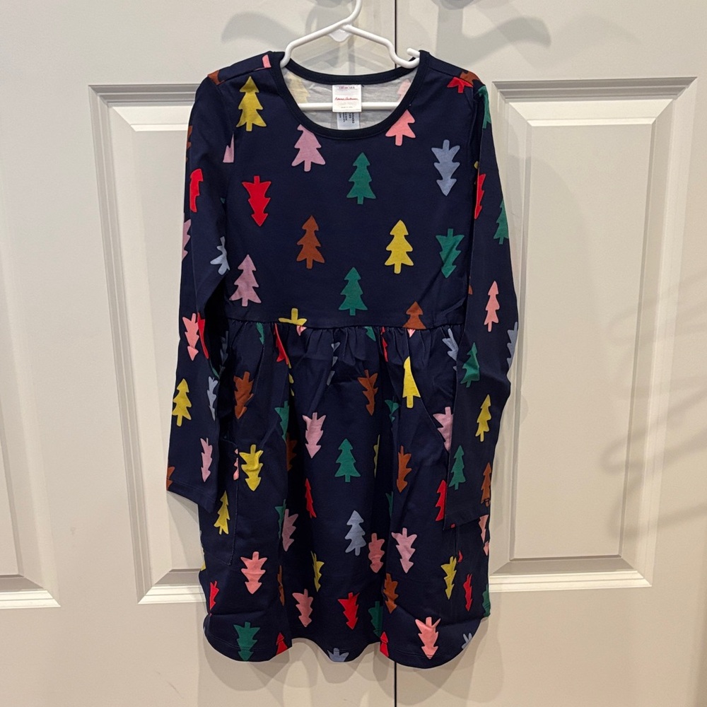 NWT Hanna Andersson LS Playground Dress Pockets Festive Forest Navy, Size 130 (8